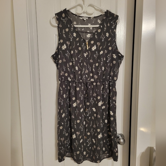Kismet Dresses & Skirts - Kismet Gray Floral Dress Size L